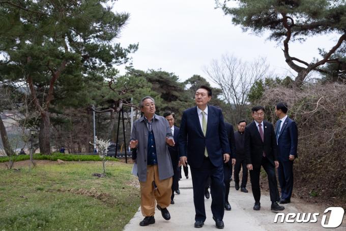 [사진] 부친 고향 찾은 윤석열 대통령