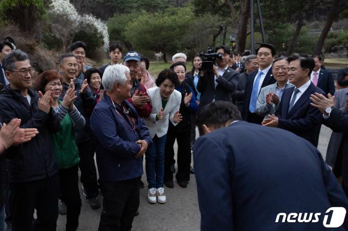 [사진] 시민들 향해 인사하는 윤 대통령