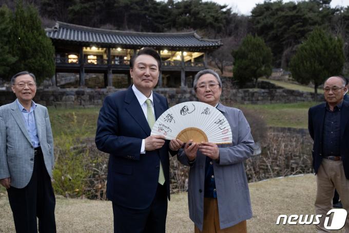 [사진] '용비봉무' 부채 선물받은 윤석열 대통령