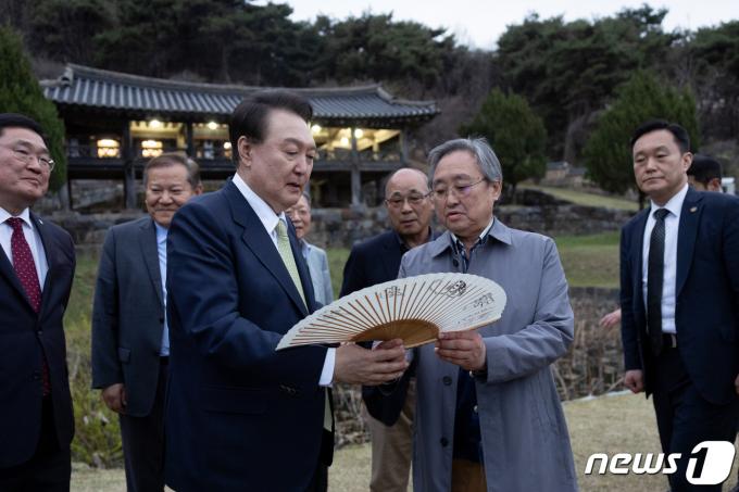 [사진] 부채 선물받는 윤석열 대통령