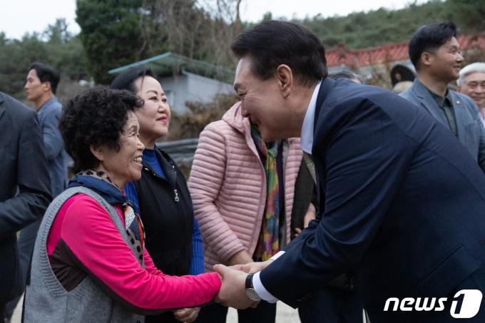 [사진] 논산 시민들과 인사 나누는 윤 대통령