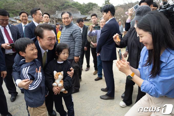 [사진] 어린이들과 기념 촬영하는 윤 대통령