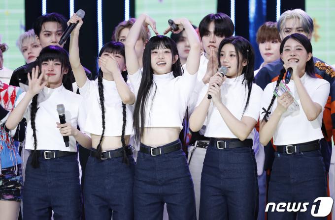[사진] 아일릿, 데뷔 후 첫 1위…기쁨의 눈물