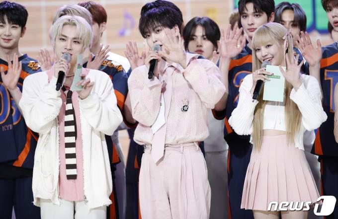 [사진] 샤오쥔·형준·나나 '더쇼' 빛나는 MC