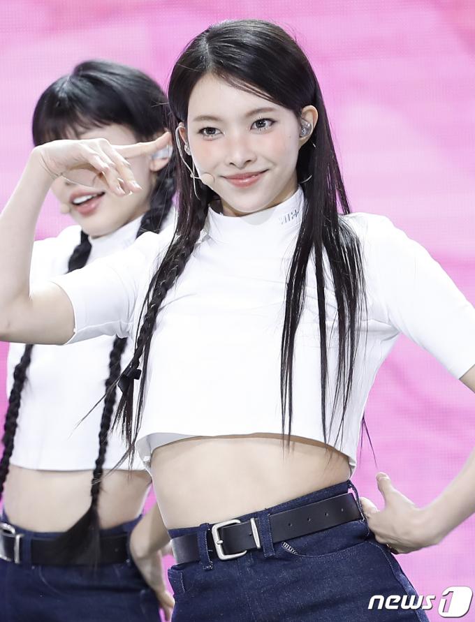 [사진] 아일릿 윤아, 봄 꽃 미소