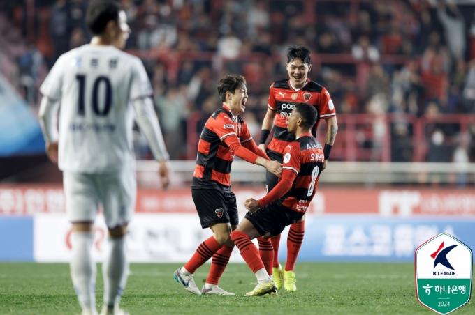 수원FC와 비기며 K리그1 선두에 오른 포항 스틸러스.(한국프로축구연맹 제공)