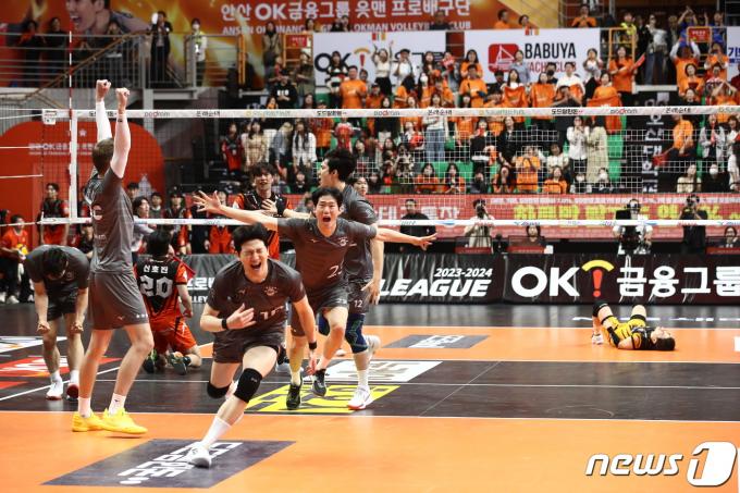 [사진] 프로배구 사상 첫 4연패 달성, 환호하는 대한항공
