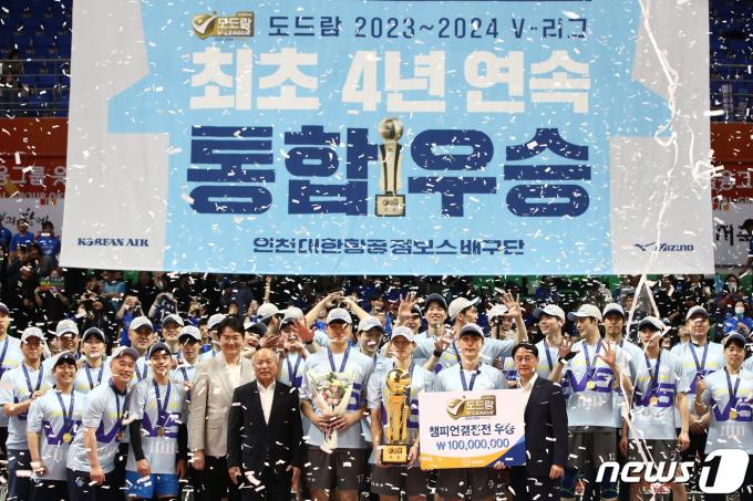 [사진] 프로배구 새 역사 쓴 대한항공
