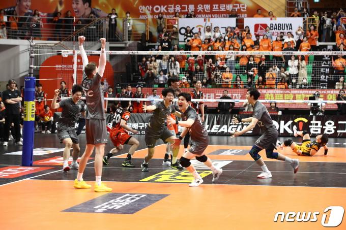 [사진] 프로배구 새 역사 쓴 대한항공 선수들