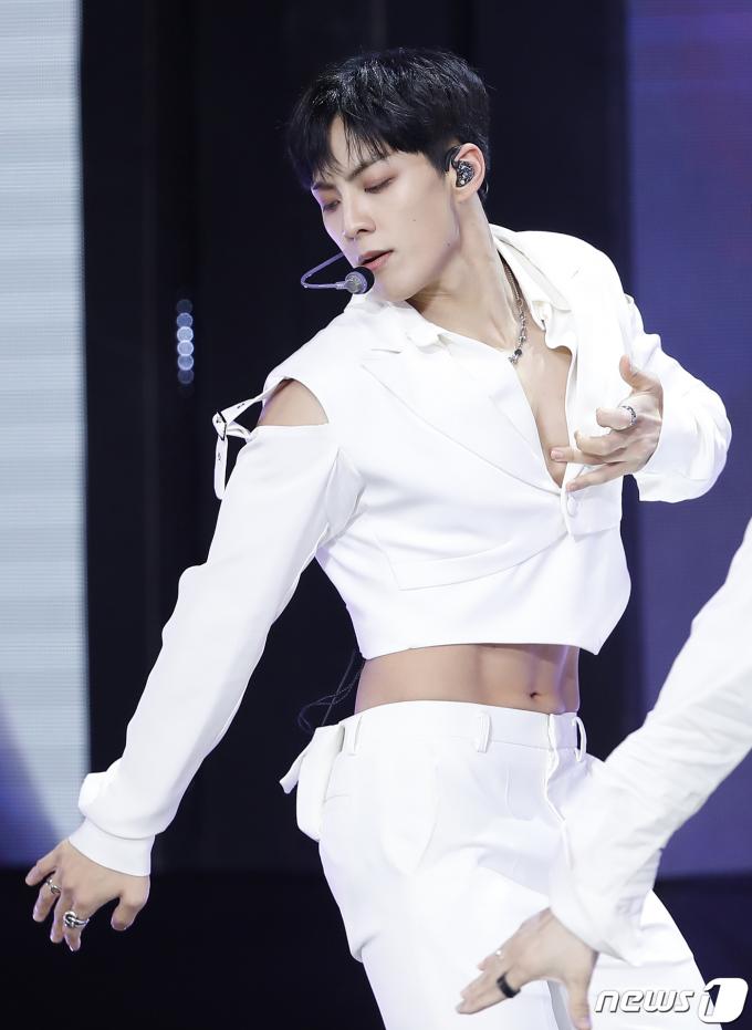 [사진] TAN 성혁, 성난 복근