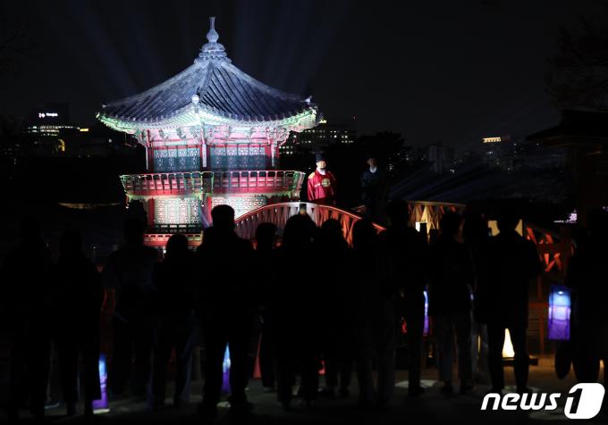 [사진] 불 밝힌 향원정