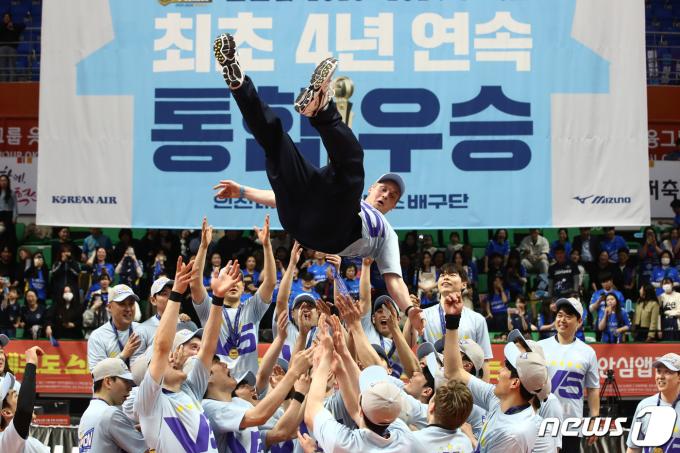 [사진] 대한항공, 4년 연속 통합 우승 달성
