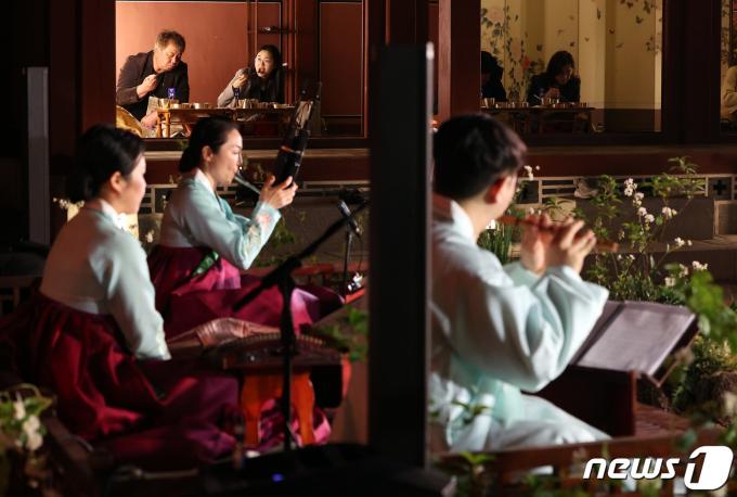 [사진] 경복궁에서 즐기는 봄저녁 수라상