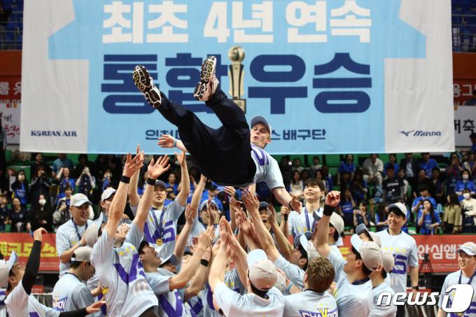 [사진] 프로배구 최초 4년 연속 통합우승 달성한 대한항공