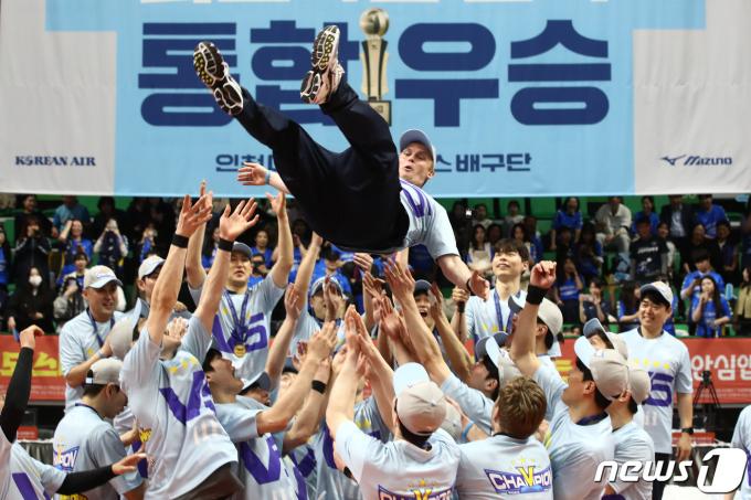 [사진] 프로배구 최초 4년 연속 통합우승 달성한 대한항공