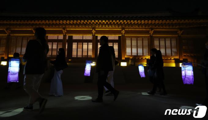 [사진] 청사초롱과 경복궁 별빛야행