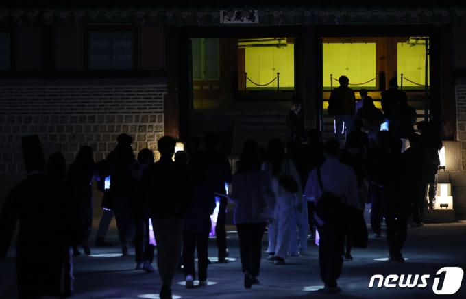 [사진] 청사초롱 들고 경복궁 걷는 시민들