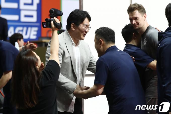 [사진] 조원태 총재, 대한항공 통합 우승 축하
