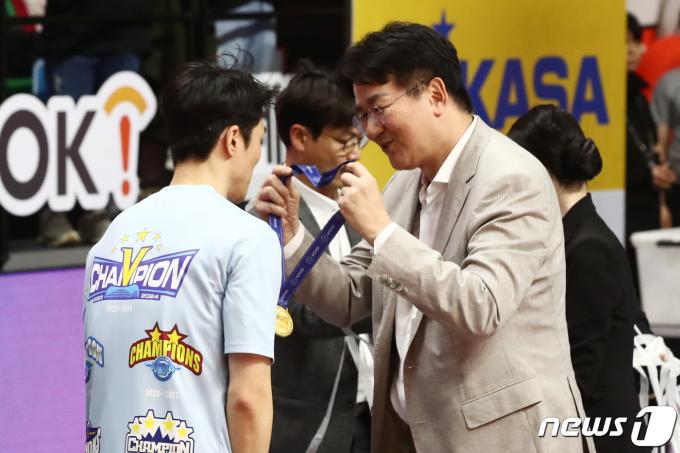 [사진] 조원태 '통합 우승을 축하합니다'