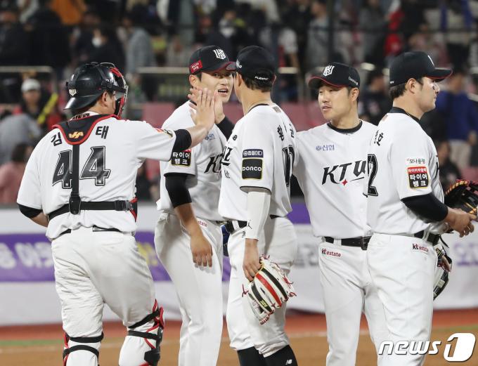 2일 오후 경기 수원시 장안구 KT위즈파크에서 열린 '2024 신한 SOL 뱅크 KBO리그' KIA 타이거즈와 KT 위즈의 경기 종료 후 KT 선수들이 기쁨을 나누고 있다. 이날 경기는 10대6로 KT의 승리로 끝났다. 2024.4.2/뉴스1 ⓒ News1 김영운 기자