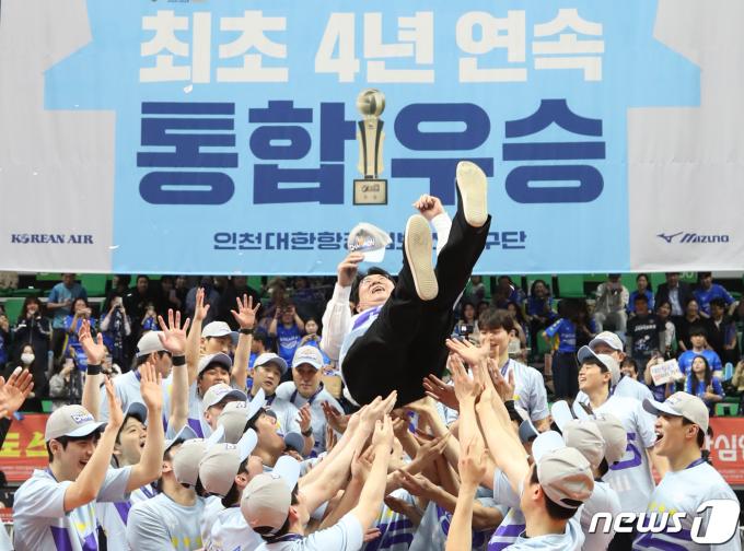 [사진] 조원태 총재, 통합 우승의 기쁨을 함께