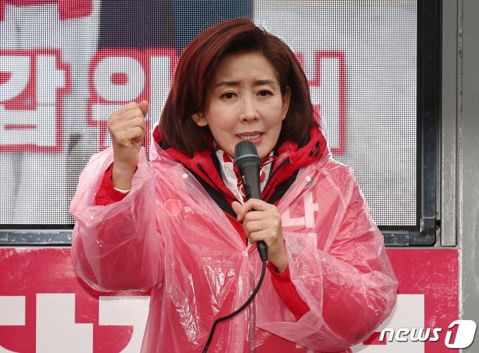 제22대 국회의원선거 서울 동작을에 출마한 나경원 국민의힘 후보가 29일 오전 서울 동작구 성대시장에서 지지를 호소하고 있다. 2024.3.29/뉴스1 ⓒ News1 구윤성 기자