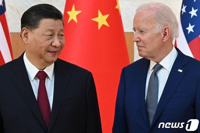 조 바이든 미국 대통령(우)과 시진핑 중국 국가주석이 14일(현지시간) 인도네시아 발리에서 대면 정상회담을 위해 만났다. 바이든 대통령은 지난해 1월 취임 이래 시 주석과 5차례 전화통화나 화상회담을 했지만 정상으로서 직접 만나는 건 이번이 처음이다. ⓒ AFP=뉴스1 ⓒ News1 정윤영 기자