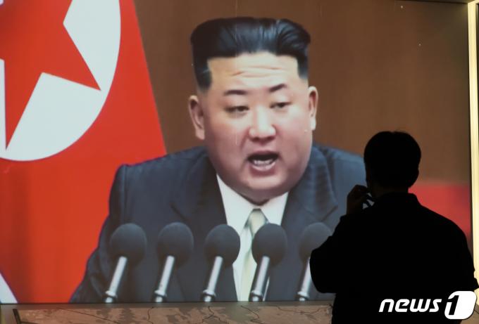 북한이 동해상으로 중거리급 탄도미사일(IRBM)을 발사한 2일 서울 용산구 전쟁기념관을 찾은 관람객들이 북한의 군사 도발실을 둘러보고 있다. 합동참모본부에 따르면 우리 군은 이날 오전 6시 53분쯤 평양 일대에서 동해상으로 발사된 중거리급 탄도미사일로 추정되는 비행체 1발을 포착했다. 이 탄도미사일은 이날 오전 7시 11분쯤 일본의 배타적 경제수역(EEZ) 밖에 낙하했다고 일본 매체들은 전했다. 비행 시간은 15분 가량으로 추정된다. 우리 군은 이날 북한이 쏜 탄도미사일의 비행거리와 고도, 속도 등 정확한 제원을 분석하고 있다. 2024.4.2/뉴스1 ⓒ News1 박지혜 기자