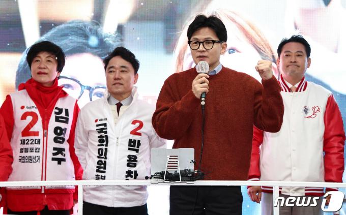 한동훈 국민의힘 비상대책위원장 겸 총괄선거대책위원장이 지난달 29일 오전 서울 영등포구 영진시장삼거리에서 김영주(영등포갑), 박용찬(영등포을) 후보 지원유세를 하고 있다. 2024.3.29/뉴스1 ⓒ News1 구윤성 기자