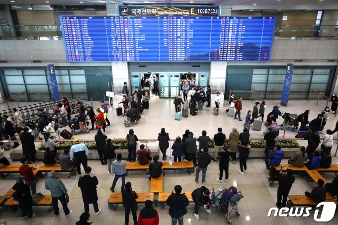 12일 오전 인천국제공항 입국장이 붐비고 있다. 2024.2.12/뉴스1 ⓒ News1 이광호 기자
