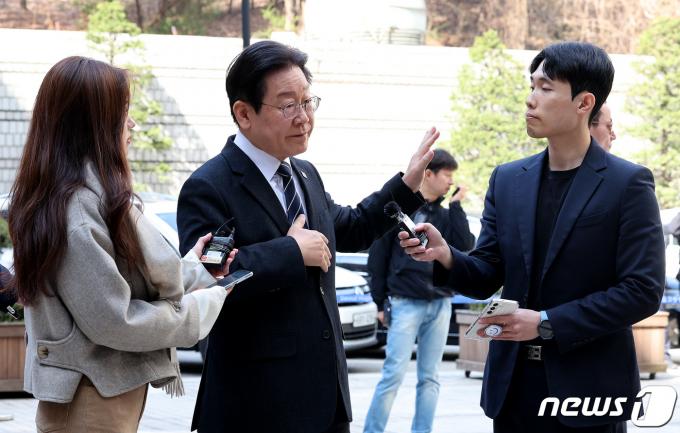 이재명 더불어민주당 대표가 2일 오전 서울 서초구 서울중앙지법에서 열린 '대장동 배임·성남FC 뇌물' 관련 특정범죄가중처벌등에관한법률위반(뇌물)등 공판에 출석하며 지지자를 향해 손을 들어 정숙을 요구하고 있다. 2024.4.2/뉴스1 ⓒ News1 장수영 기자