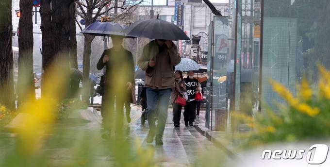 봄비가 내린 28일 오전 서울 광화문 네거리에서 시민들이 우산을 쓰고 이동하고 있다. 2024.3.28/뉴스1 ⓒ News1 김명섭 기자