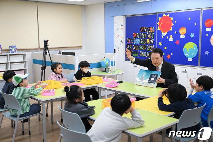 윤석열 대통령이 29일 경기도 화성시 아인초등학교에서 열린 늘봄학교 초1 맞춤형 프로그램에 참여해 누리호 발사와 관련한 특강을 하고 있다. (대통령실 제공) 2024.3.29/뉴스1 ⓒ News1 오대일 기자