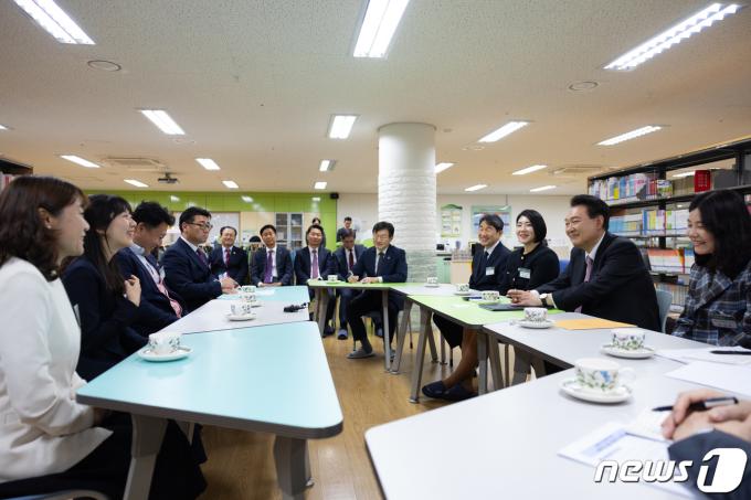 윤석열 대통령이 지난달 29일 경기도 화성시 아인초등학교에서 열린 늘봄학교 초1 맞춤형 프로그램에 참여해 특강을 진행한 후 관계자들과 차담회를 하고 있다. (대통령실 제공)/뉴스1 ⓒ News1 오대일 기자