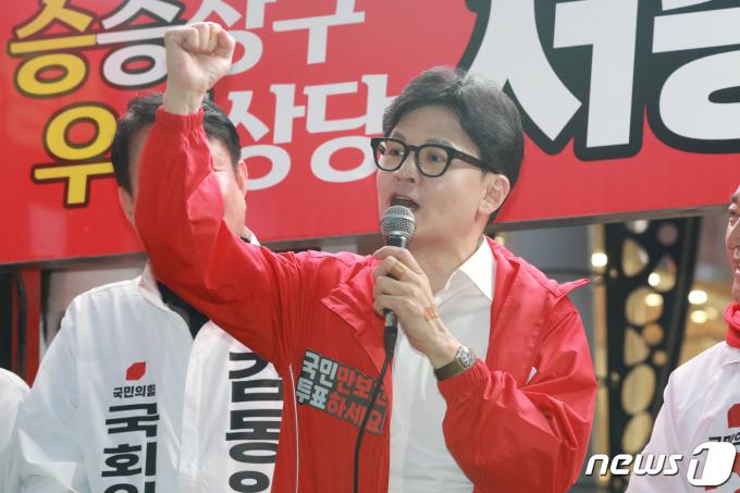 한동훈 국민의힘 총괄선거대책위원장이 2일 충북 청주시 성안길 집중유세에서 청주권 후보들의 지지를 호소하고 있다. 이날 집중유세에는 김진모(청주 서원)·김동원(청주 흥덕)·김수민(청주 청원)·서승우(청주 상당) 후보 등이 자리했다. 2024.4.2/뉴스1 ⓒ News1 김용빈 기자