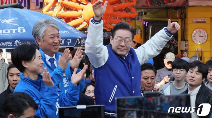 이재명 더불어민주당 대표가 15일 오후 부산 기장군 기장시장에서 부산지역 총선 후보들과 지지를 호소하고 있다. (공동취재) 2024.3.15/뉴스1 ⓒ News1 윤일지 기자