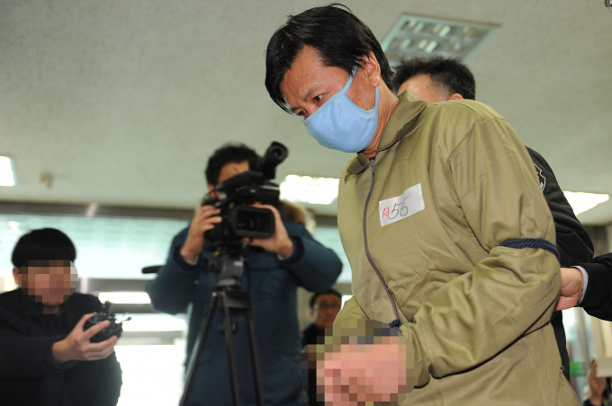 심학봉 전 새누리당 의원이 뇌물수수 등 혐의로 실형이 확정돼 선거권이 박탈된 것에 대해 부당하다며 헌법소원을 제기했으나 헌법재판소가 각하했다. 사진은 지난 2015년 12월15일 피의자심문(영장실질심사)을 받기 위해 대구지방법원으로 들어서고 있는 심 전 의원.