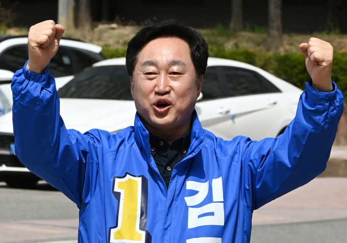 더불어민주당 선거대책위원회가 '김활란 성상납' 발언 논란을 일으킨 김준혁 경기 수원정 민주당 후보에게 사과를 권고했다. 사진은 김 후보가 지난 2일 경기 수원시 매탄동에서 시민들에게 인사하며 지지를 호소하는 모습. /사진=뉴시스
