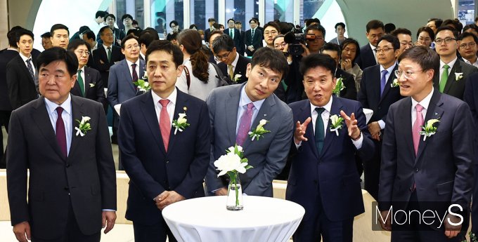 ▲ 신축 딜링룸 소개하는 함영주 회장과 경청하는 외빈