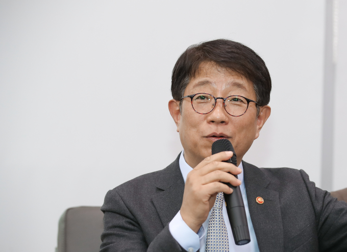 박상우 국토교통부 장관이 2일 정부세종청사에서 출입기자단과의 취임 100일 간담회를 열고 '4월 프로젝트 파이낸싱(PF) 위기설' 등 현재 건설·부동산 업계에 드리운 각종 리스크에 대한 대처방안을 설명했다./사진 제공=국토교통부