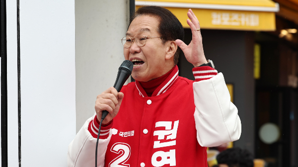권영세 국민의힘 서울 용산 후보가 정부가 제시한 의대 증원 2000명의 변동 가능성을 높게 봤다. 사진은 지난달 28일 서울 용산구 용문시장사거리에서 유세를 펼치는 권 후보. /사진=뉴스1