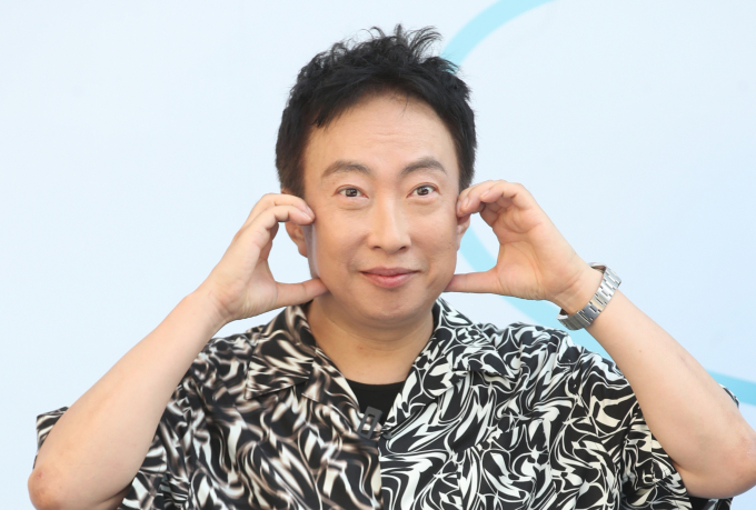 코미디언 박명수가 운영한 치킨집에서 일했다는 아르바이트생의 제보가 감동을 안기고 있다. 사진은 지난해 9월 서울 중구 동대문 DDP에서 열린 ‘2024 S/S 서울패션위크’를 찾은 방송인 박명수. /사진=뉴스1