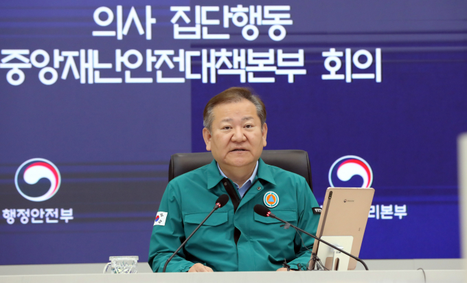 이상민 행안부 장관·중대본 제2차장이 "정부의 정책은 늘 열려있다. 더 좋은 의견과 합리적인 근거가 제시된다면 더 나은 방향으로 바뀔 수 있다"고 밝혔다. 사진은 이 장관이 3일 세종시 정부세종청사에서 의사 집단행동 중대본 회의를 주재하는 모습. /사진=뉴스1
