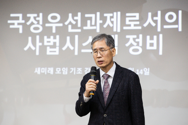 윤석열 대통령 측근인 신평 변호사가 함운경 후보의 '윤 대통령 탈당' 발언에 대해 진단했다. 사진은 지난 2022년 12월 서울 여의도 국회 의원회관에서 열린 국민의힘 공부모임 '혁신24 새로운 미래'에서 '국정우선과제로서의 사법시스템 정비'를 주제로 강연하고 있는 신 변호사. /사진= 뉴스1