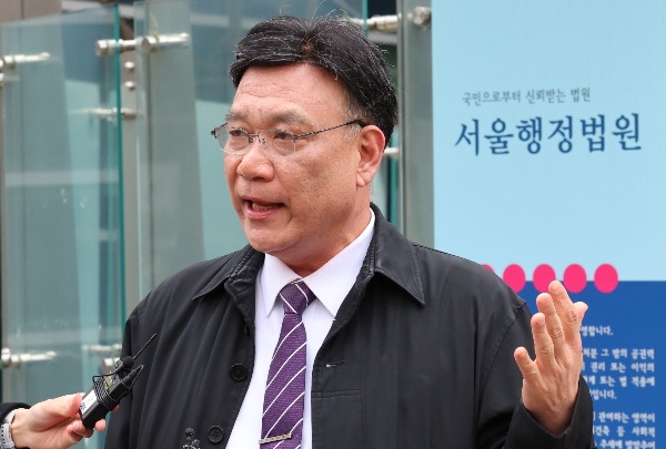 전국 의과대학 교수협의회(전의교협)가 보건복지부와 교육부를 상대로 낸 의대 증원 취소소송·집행정지 가처분 신청이 각하되자 항고했다. 전의교협 소송대리인인 이병철 변호사가 지난달 28일 서울 양재동 서울행정법원에서 열린 대한전공의협의회가 복지부·교육부 상대로 제기한 의대 증원 집행정지 심문을 마친 후 관련 브리핑을 하고 있다. /사진=뉴시스
