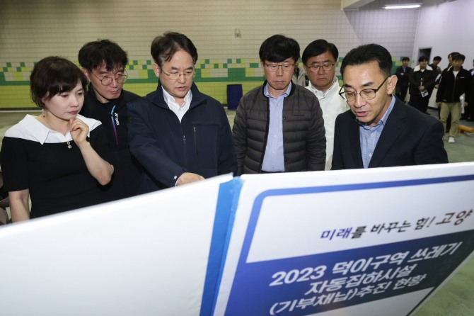 이동환 고양시장(왼쪽 세번째)이 2일 덕이지구 쓰레기 집하시설 현장을 방문해 관계자로부터 설명을 듣고 있다. / 사진제공=고양특례시