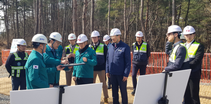 김동철 한전사장 (왼쪽 다섯번째)이 500kV 동해안-수도권 HVDC 1호철탑(경북 울진) 공사현장을 점검하고 있다./한전