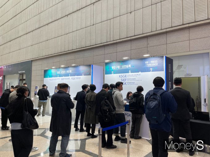 국내 주요 배터리 업체들이 3일 서울 강남 코엑스에서 열린 '코리아 스마트그리드 엑스포 2024'에서 에너지저장장치(ESS) 기술력을 뽐냈다. 사진은 코리아 스마트그리드 엑스포를 방문한 관람객. /사진=김동욱 기자