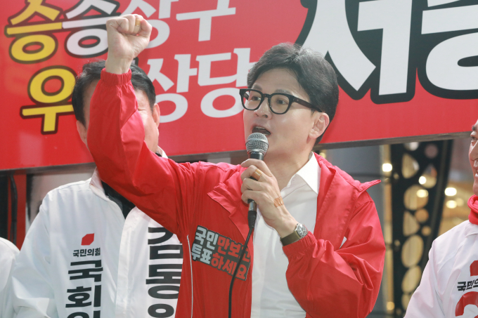한동훈 국민의힘 비상대책위원장이 충북 충주 지원 유세에서 국민의힘 지지를 호소했다. 사진은 한 위원장이 지난 2일 충북 청주시 성안길 집중유세에서 청주권 후보들의 지지를 호소하는 모습. /사진=뉴스1