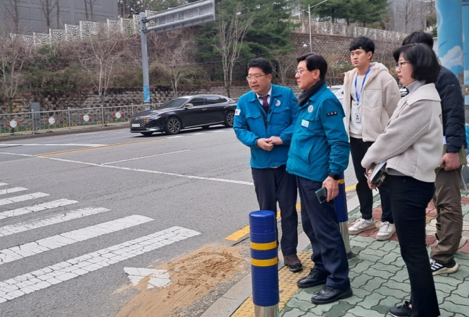 정종복 기장군수(앞줄 가운데)와 김종천 안전도시국장, 공영주 교통행정과장 등 기장군 관계자들이 정관신도시 사고현장을 점검하고 있다./사진=기장군